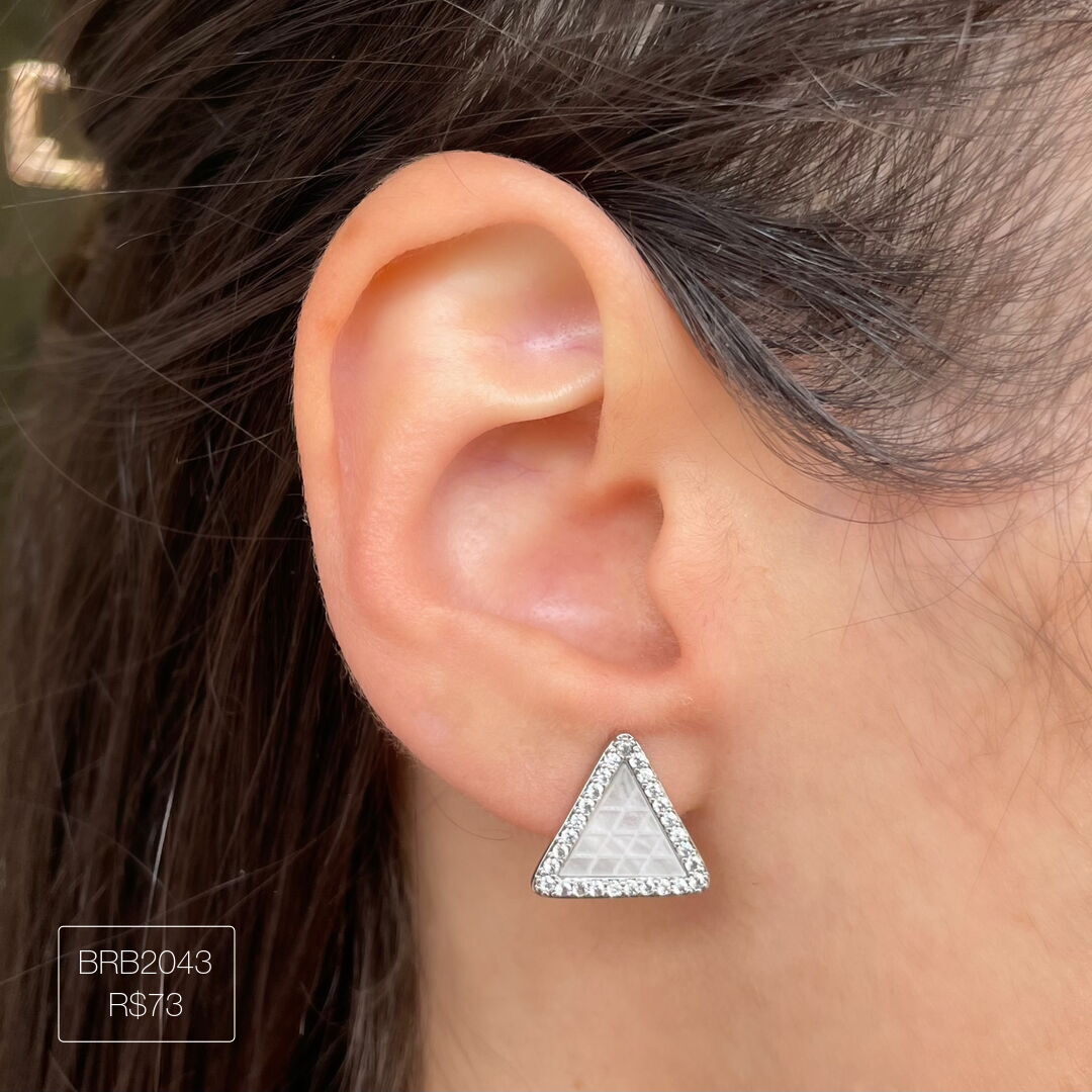 Brinco Triangular de Madre Pérola Cravejado Cristal Prateado